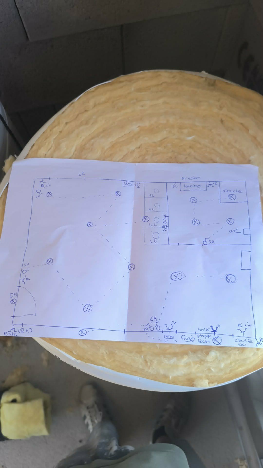 Plan d’électricité dessiné à la main pour un studio neuf à Sarlat