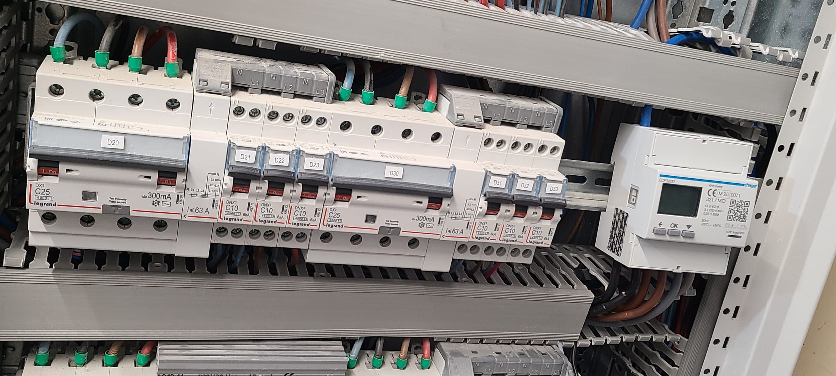 Une rangée de disjoncteurs dans l’armoire d’une sous-station de comptage