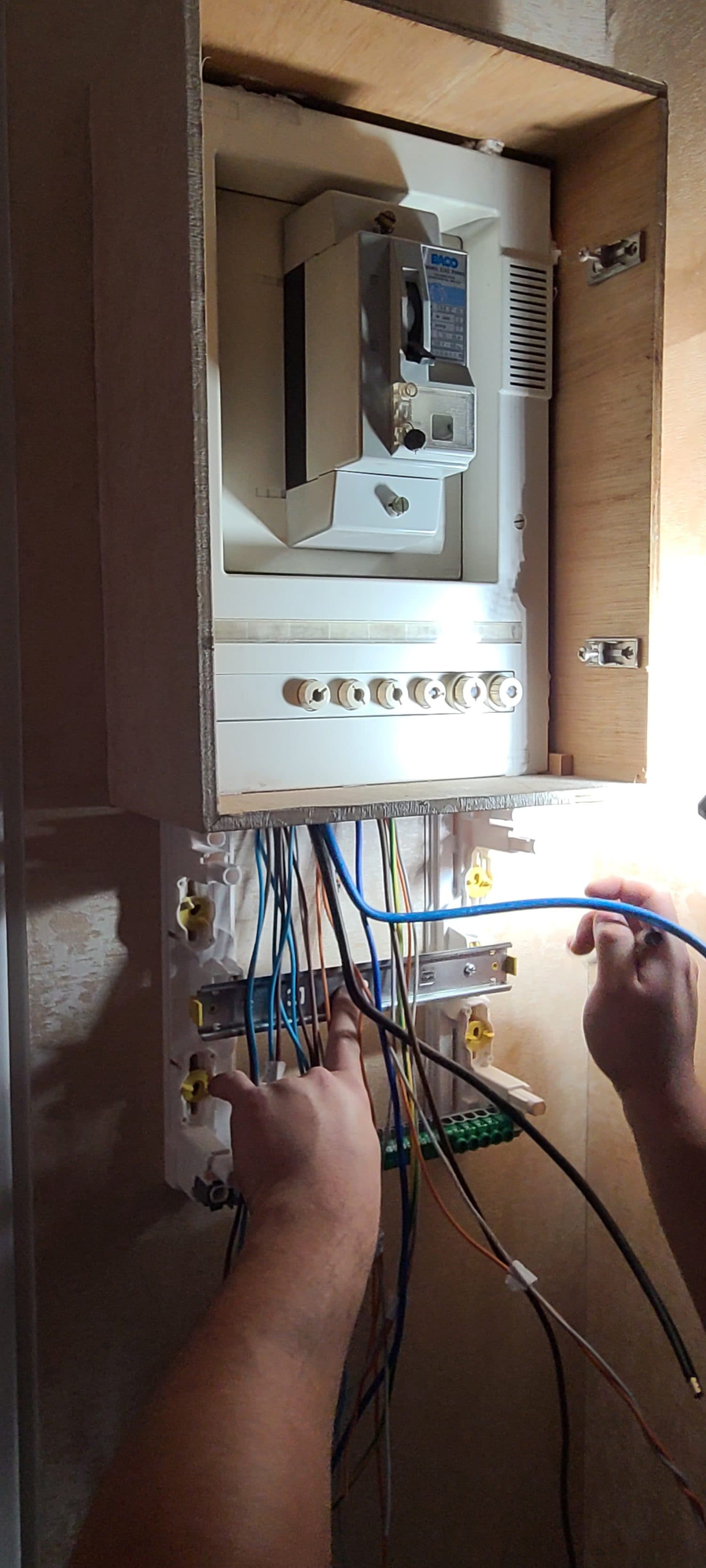 Hugo raccorde un tableau électrique en rénovation